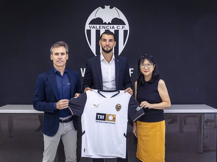 El delantero Rafa Mir, nuevo jugador del Valencia CF.