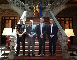 El delegat del Govern central a Catalunya, Carlos Prieto, i l'alcalde de l'Hospitalet de Llobregat, David Quirós, abans de la reunió