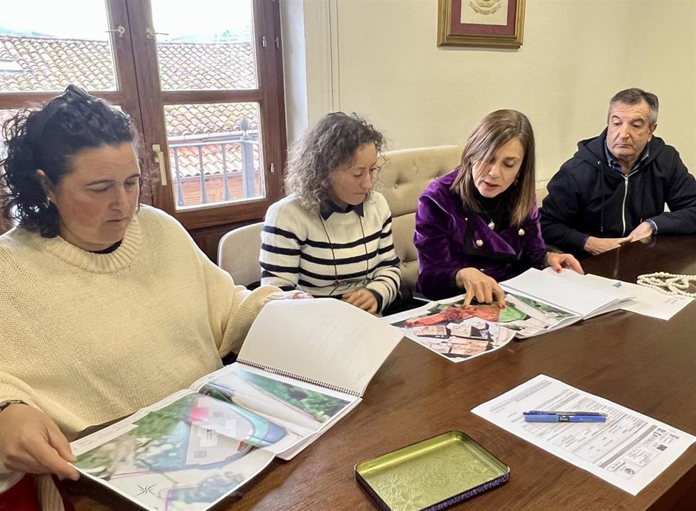 Archivo - La secretaria de Organización del PRC, Paula Fernández, con la alcaldesa de Molledo, Verónica Mantecón