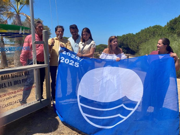 Izada de la bandera azul en la Asociación Deportiva Náutica Marina Nuevo Portil (Huelva).