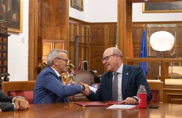 Acto de la firma entre el presidente de Caja Rural Granada, Antonio León y el rector de la UGR, Pedro Mercado.