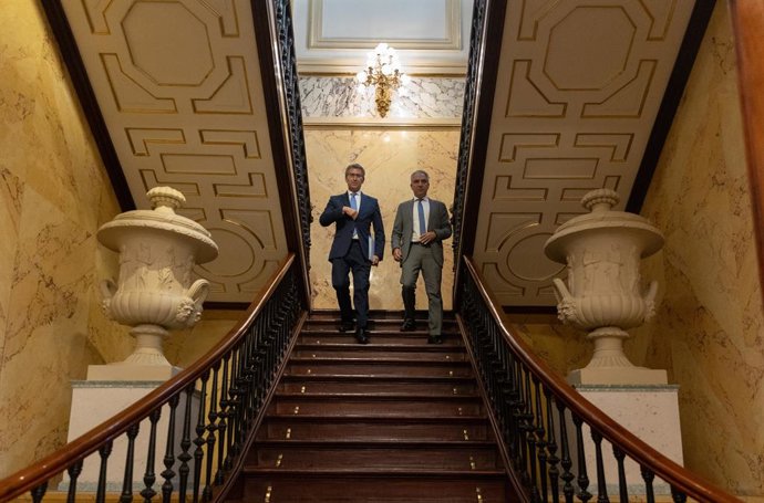 El president del PP, Alberto Núñez Feijóo (i) i el sotssecretari de Coordinació Autonmica i Local del PP, Elías Bendodo (d), a la seua eixida d'un ple extraordinari en el Congrés dels Diputats, a 11 de juliol de 2024, a Madrid (Espanya). El Ple de