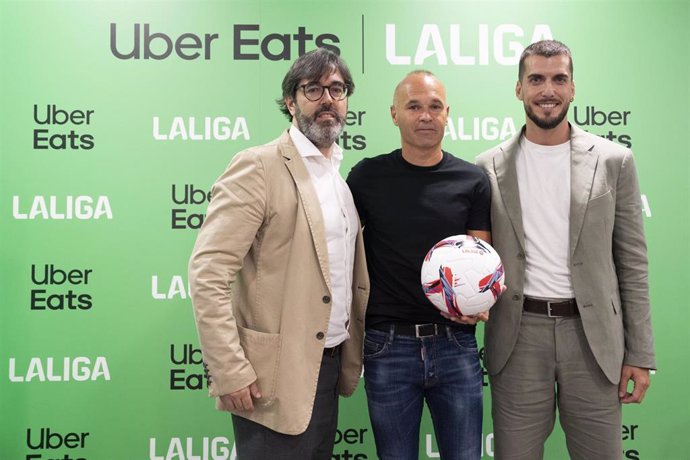 Jorge de la Vega, Director General Ejecutivo de LALIGA; el futbolista español Andrés Iniesta; y Ricardo Pabón, director de marketing de Uber Eats en España y Portugal, durante un evento en Madrid.