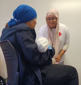 Efectius de Cruz Roja atenen a persones arribades en pastera al Port d'Alacant.