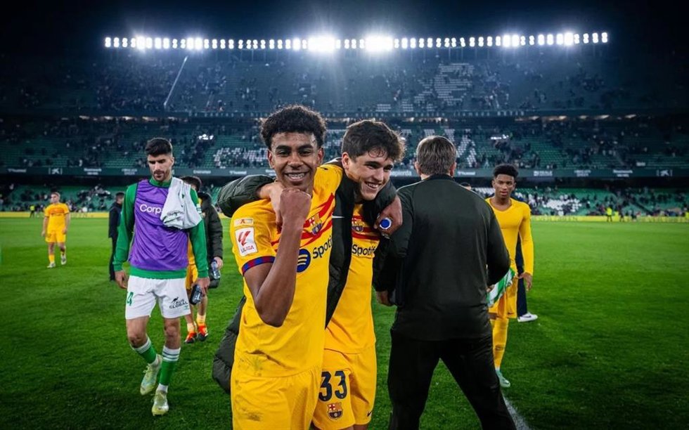 Los jugadores del FC Barcelona Lamine Yamal y Pau Cubarsí en el partido del Bara en campo del Real Betis en LaLiga EA Sports 23/24