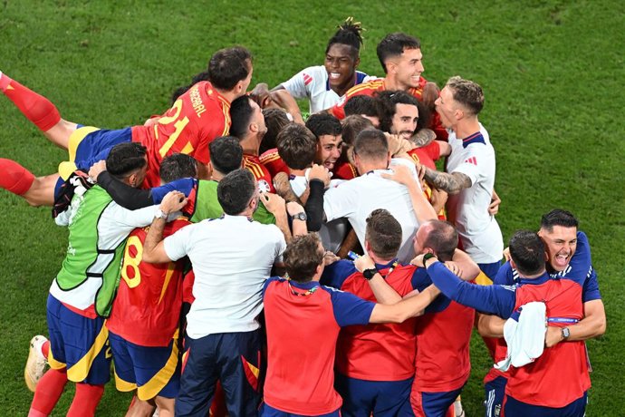 09 July 2024, Bavaria, Munich: Spain's players celebrate their team's victory after the UEFA Euro 2024 Semi-final soccer match between Spain and France at Munich Football Arena. Photo: Sven Hoppe/dpa