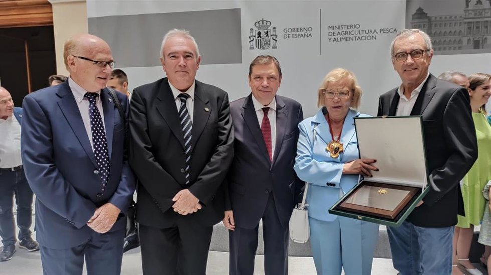 El ministro de Agricultura, Pesca y Alimentación, Luis Planas, con los represnetantes del Gremi de Pagessos de Sant Lloren i Sant Isidre de Tarragona.