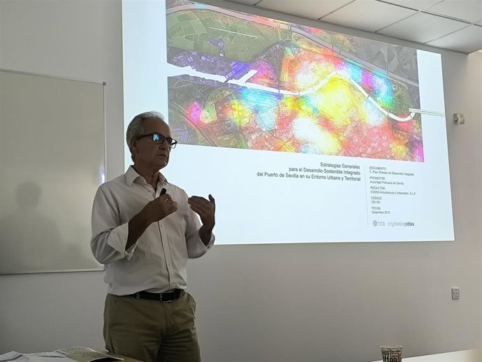 El director de la oficina técnica del Puerto de Sevila, José María de Cárdenas, en la ponencia 'Ekística del puerto urbano: el caso del distrito portuario de Sevilla' que organiza la UNIA en su sede de Santa María de la Rábida (Huelva).