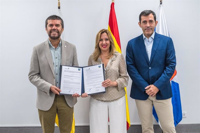 El rector de la ULL, Francisco García, la presidenta del Cabildo de Tenerife, Rosa Dávila y el consejero de Innovación, Juan José Martínez, en la fiirma de un convenio sobre investigación científica