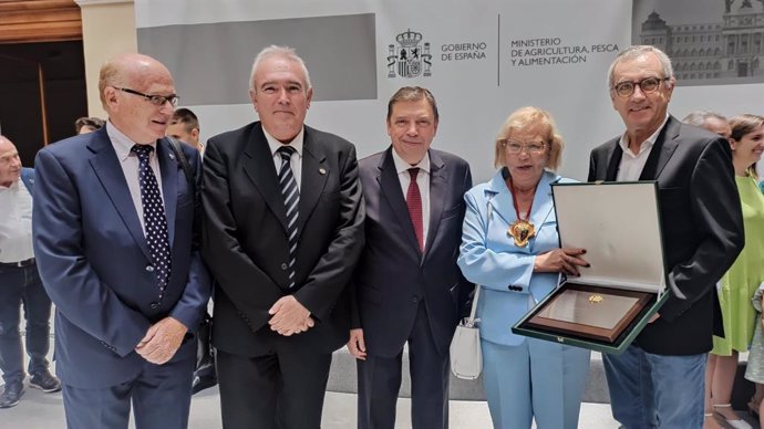 El ministre d'Agricultura, Pesca i Alimentació, Luis Planas, amb els representants del Gremi de Pagessos de Sant Llorenç i Sant Isidre de Tarragona