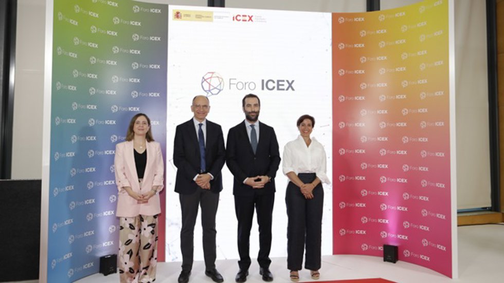 Foto de familia con la consejera delegada de ICEX
