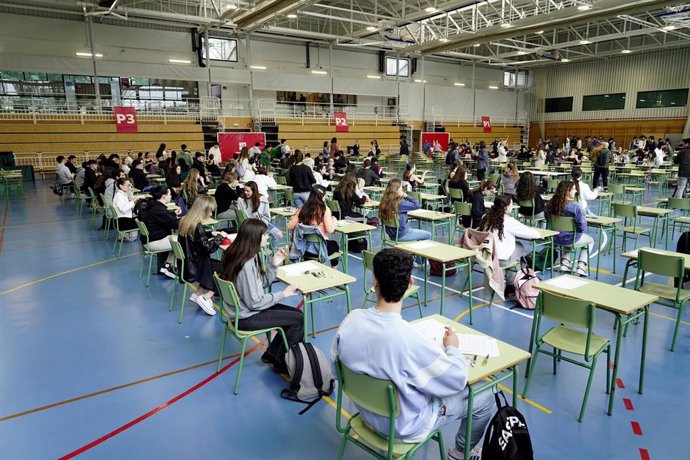 Archivo - Estudiantes durante el primer día de las pruebas de la Evaluación del Bachillerato para el Acceso a la Universidad (EBAU)
