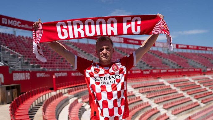 El jugador del Girona FC Donny van de Beek a su llegada al club de Montilivi, en julio de 2024