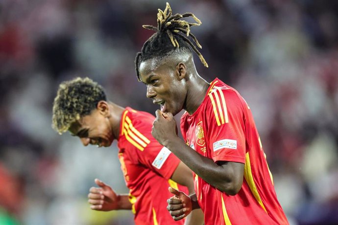 30 June 2024, North Rhine-Westphalia, Cologne: Spain's Nico Williams (L) celebrates after his goal with Lamine Yamal during the UEFA EURO 2024 round of 16 soccer match between Spain and Georgia at the Cologne Stadium. Photo: Rolf Vennenbernd/dpa