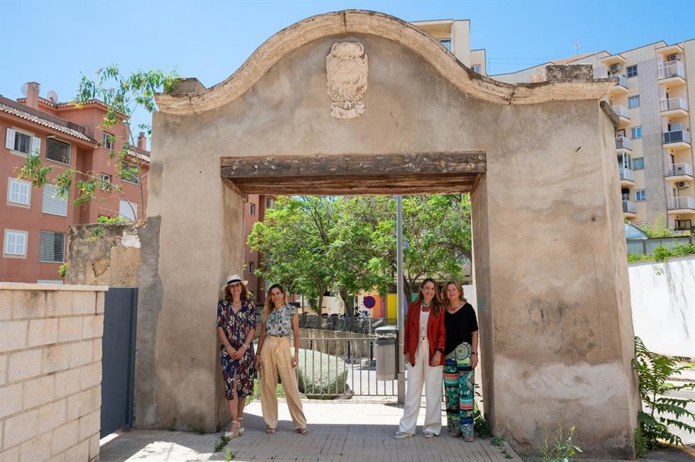 Encarna, Isabel y Lydia Piñero con Isabel García en la primera casa del barrio El Terreno (Palma de Mallorca).