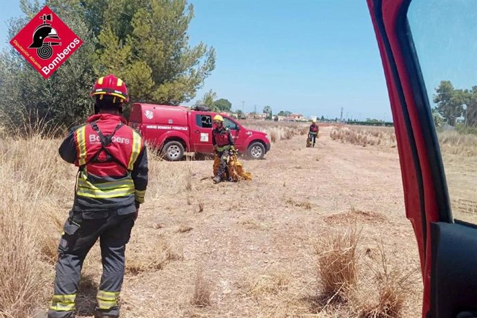 Extingixen un incendi de vegetació proper a habitatges al Verger