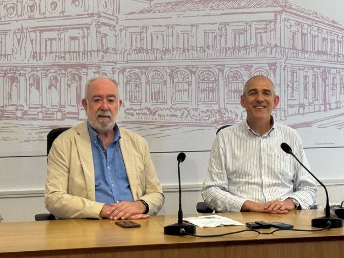 El concejal de Deportes (I) junto al presidente de la Federación de Baloncesto de Castilla y León, durante la presentación del partido este jueves