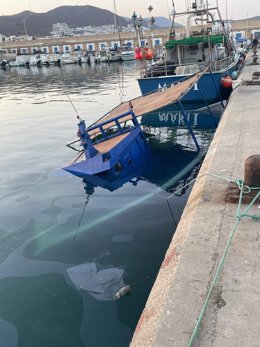 Pesquero hundido en el Puerto de Carboneras (Almería).