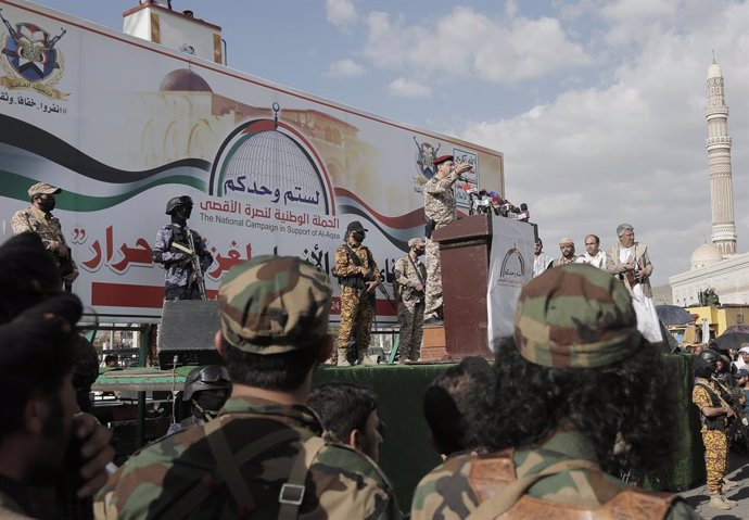 Archivo - SANAA, May 3, 2024  -- Houthi military spokesman Yahya Sarea speaks during a rally in Sanaa, Yemen, on May 3, 2024. Yemen's Houthi group announced on Friday the expansion of its ballistic missile attacks to include all Israeli-linked commercial 