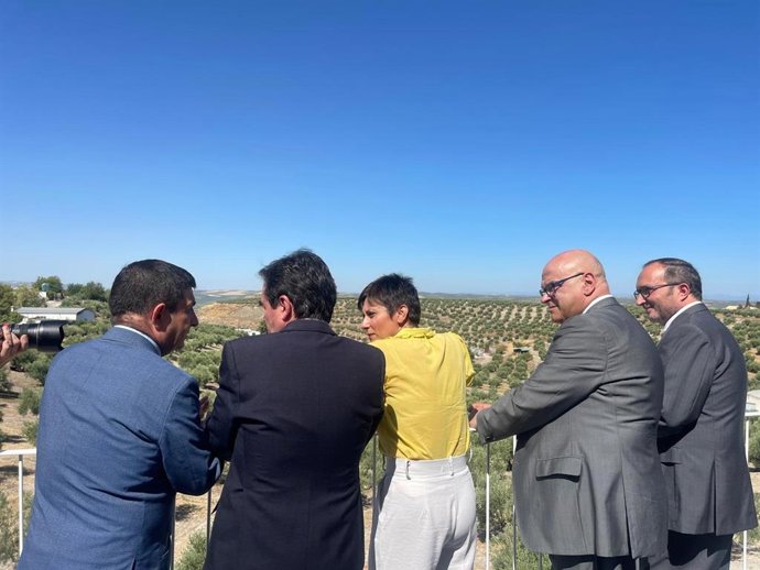 Isabel Rodríguez contempla el pasisaje de olivar en su visita a Porcuna