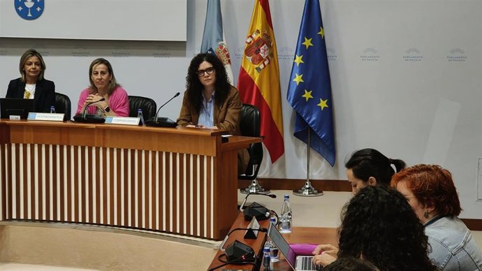 La directora xeral de Promoción da Igualdade, María Quintiana, comparece en la Comisión 5ª del Parlamento de Galicia.
