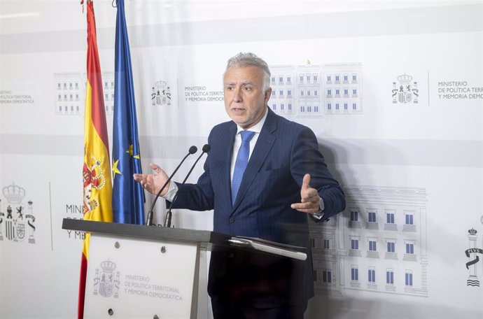 Archivo - El ministro de Política Territorial y Memoria Democrática, Ángel Víctor Torres, ofrece una rueda de prensa en la sede del Ministerio, a 1 de abril de 2024, en Madrid (España). 