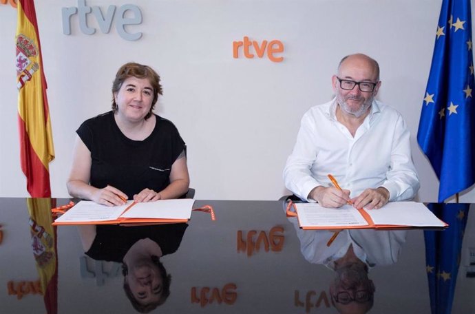 La presidenta interina de RTVE, Concepción Cascajosa, y el director del Festival de Cine de San Sebastián, José Luis Rebordinos, han firmado este jueves un acuerdo para reforzar la colaboración que ambas entidades mantienen desde hace casi dos décadas.