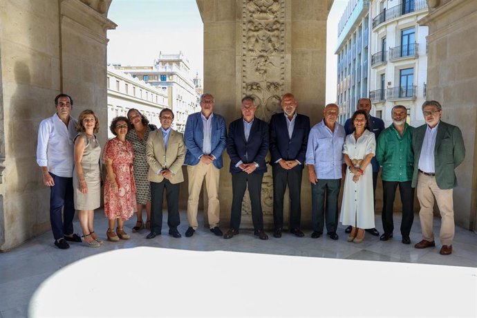 El alcalde de Sevilla, José Luis Sanz, junto al edil de Fiestas Mayores, ha mantenido un encuentro con los miembros de la Junta de Gobierno de la Hermandad del Museo.