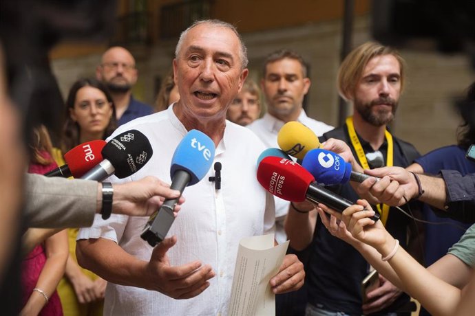 El diputado de Compromís en las Cortes valencianas, Joan Baldoví, atiende a los medios de comunicación