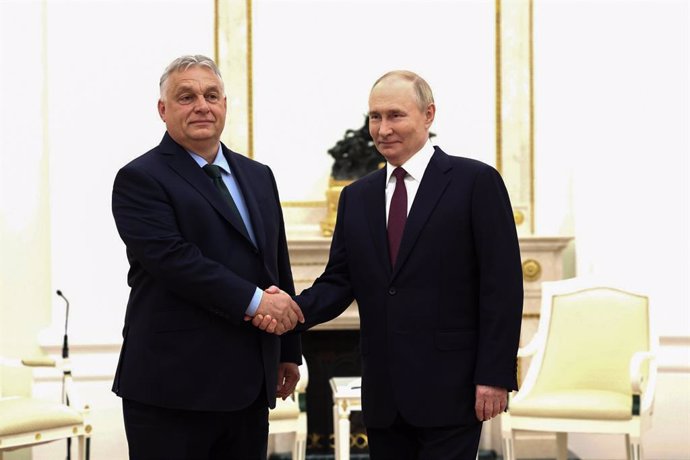 El presidente de Rusia, Vladimir Putin (d), estrecha la mano al primer ministro de Hungría, Viktor Orbán (i), durante su visita oficial a Moscú el 5 de julio de 2024 (archivo)