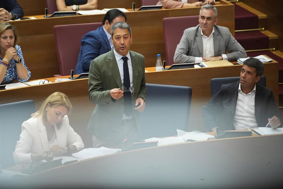 El vicepresidente primero y conseller de Cultura y Deporte, Vicente Barrera, interviene en el plenod e este jueves en les Corts ante la mirada de Mazón