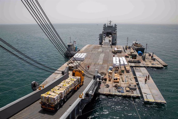 Archivo - Un camión en el muelle temporal instalado por Estados Unidos para suministrar ayuda a Gaza