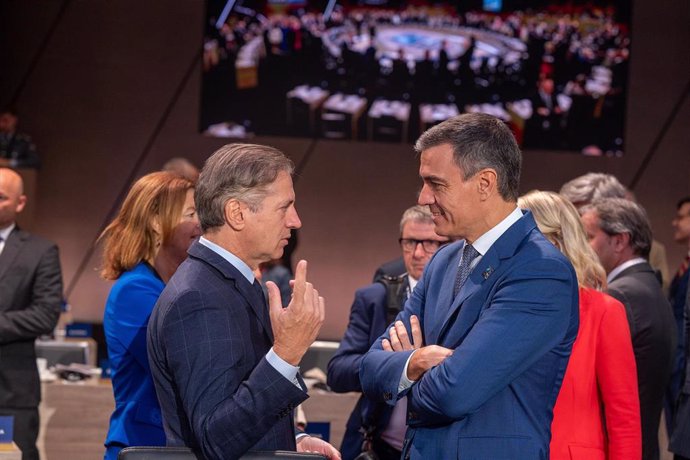 El presidente del Gobierno, Pedro Sánchez (d) participa en la última jornada de la Cumbre de la OTAN