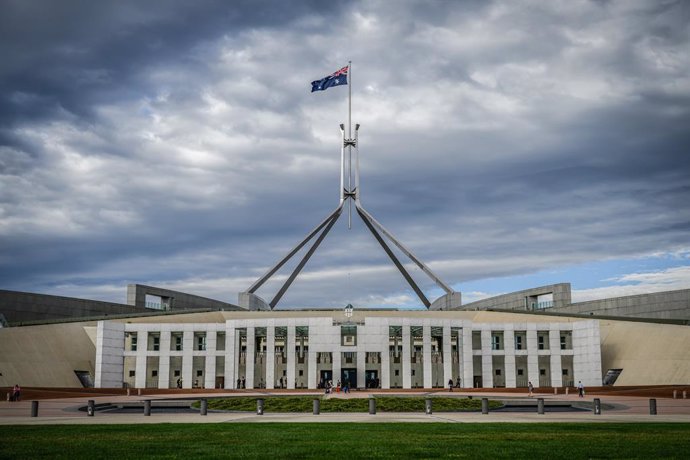 Archivo - Bandera de Australia en la sede del Parlamento