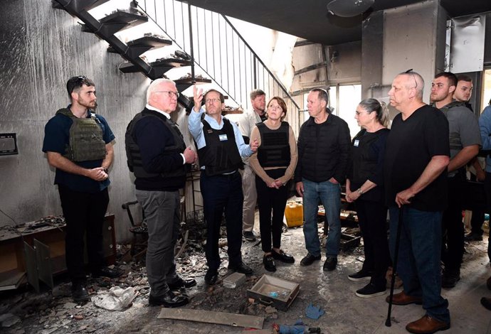 Archivo - El presidente de Israel, Isaac Herzog, y su homólogo alemán,  Frank-Walter Steinmeier, durante una visita al kibutz Beeri, junto a la Franja de Gaza