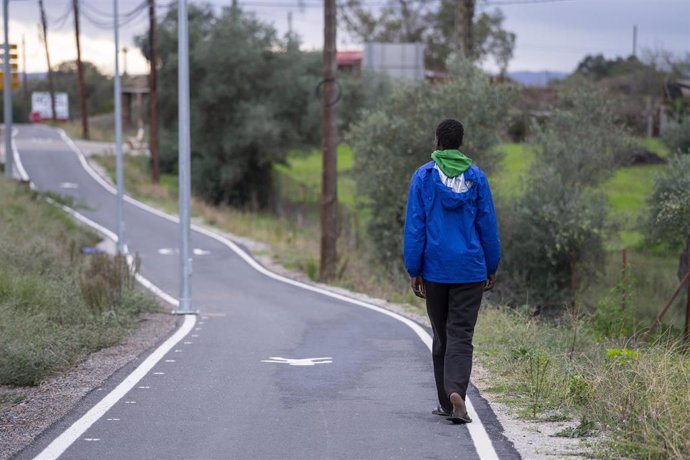 Archivo - Un migrante procedente de Canarias llega a Malpartida de Cáceres, a 27 de octubre de 2023, en Cáceres, Extremadura (España). Un total de 27 migrantes procedentes de Canarias ha llegado en la madrugada de hoy, según ha confirmado el delegado del 