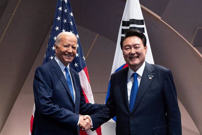 El presidente de EEUU, Joe Biden (izquierda), y su homólogo surcoreano, Yoon Suk Yeol (derecha)