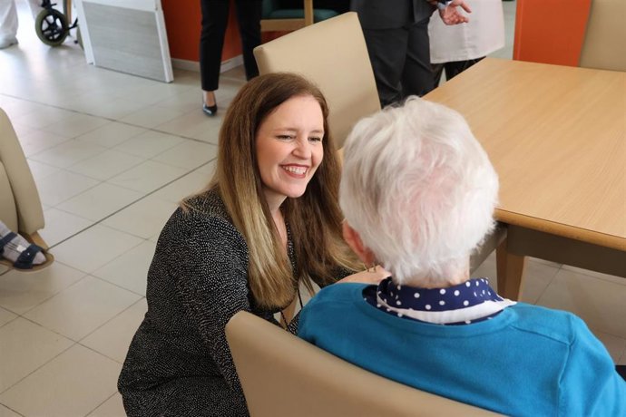 Archivo - Ana Dávila durante una visita a un centro de atención a mayores con alzhéimer.