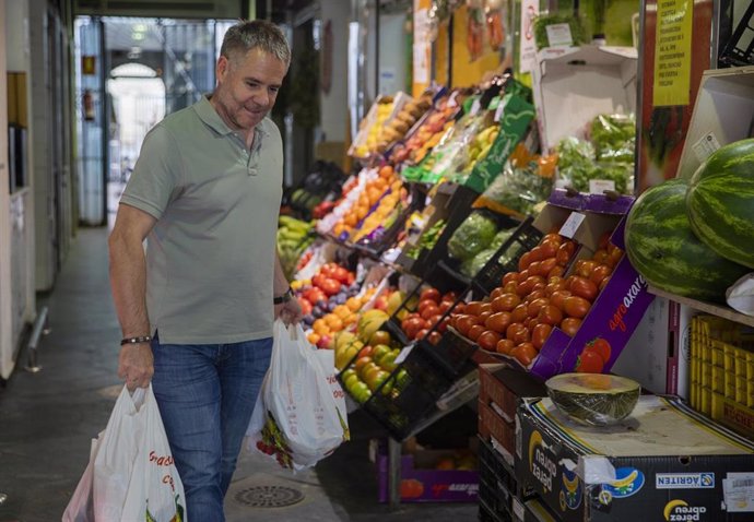 Archivo - Un puesto de frutas y verduras de un mercado de abastos en Sevilla.