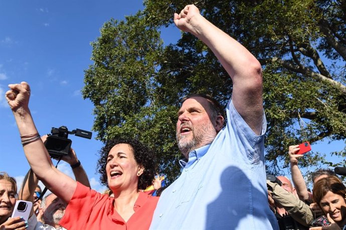 La secretaria general de ERC, Marta Rovira; el diputado de ERC en el Parlament Ruben Wagensberg; el vicepresidente de Òmnium, Oleguer Serra; el periodista de 'La Directa' Jesús Rodríguez y el activista Josep Campmajó llegan a Cantallops (Girona).