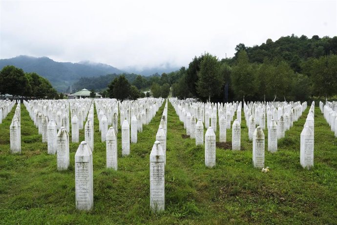 Archivo - Cementerio memorial de Potocari en recuerdo a las víctimas del genocidio de Srebrenica en 1995 (archivo)