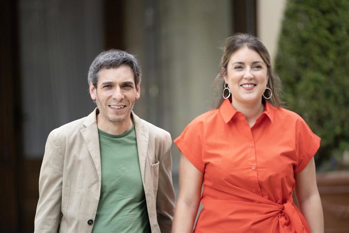 La líder de Sumar Euskadi, Alba García, y el diputado de Sumar en el Parlamento Vasco, Jon Hernández.
