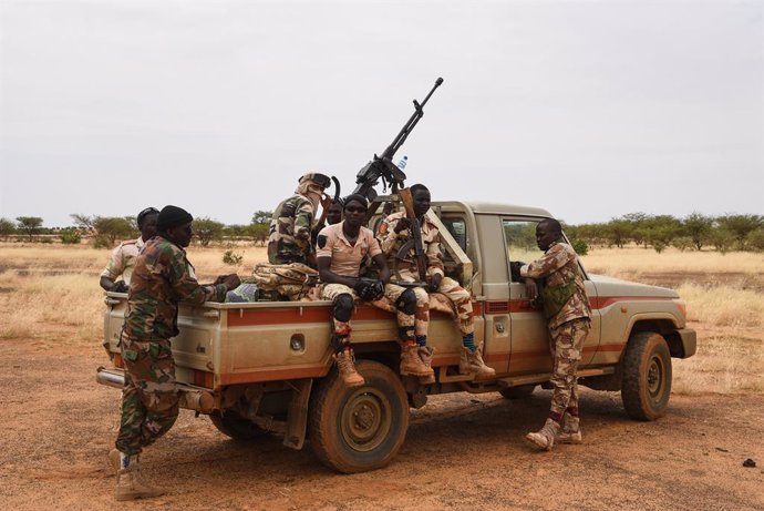 Archivo - Soldados de la Guardia Nacional de Níger, una fuerza paramilitar de las Fuerzas Armadas, durante una misión en Tillia (archivo)