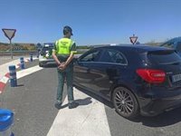 La Guardia Civil sofoca el incendio de un camión con productos inflamables a su paso por Despeñaperros (Jaén)