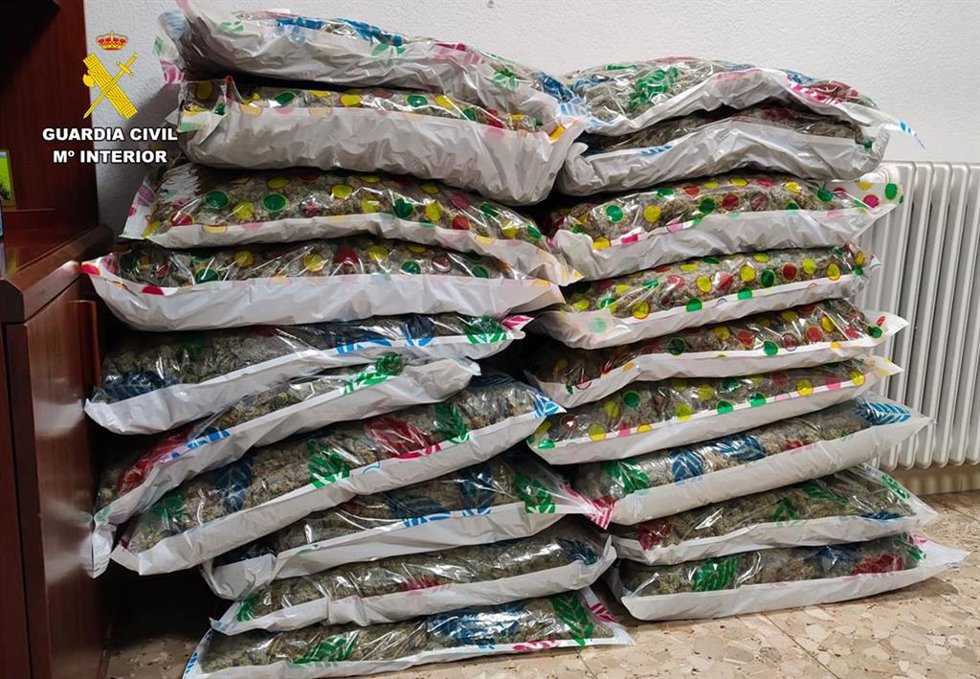 Intervienen 49 kilos de marihuana en dos macutos y una maleta en el maletero de un vehículo en la A-43
