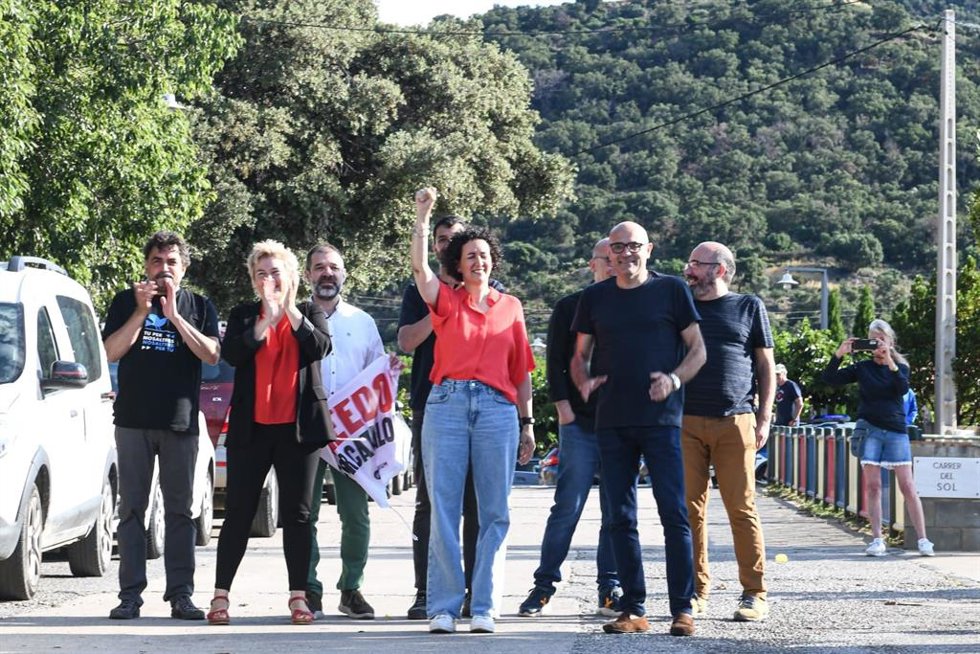 La secretaria general de ERC, Marta Rovira; el diputado de ERC en el Parlament Ruben Wagensberg; el vicepresidente de mnium, Oleguer Serra; el periodista de 'La Directa' Jesús Rodríguez y el activista Josep Campmajó llegan a Cantallops (Girona).
