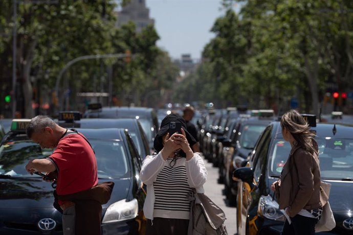 Archivo - El 60% de los españoles está a favor de establecer precios máximos y mínimos en los VTC, según Freenow. 