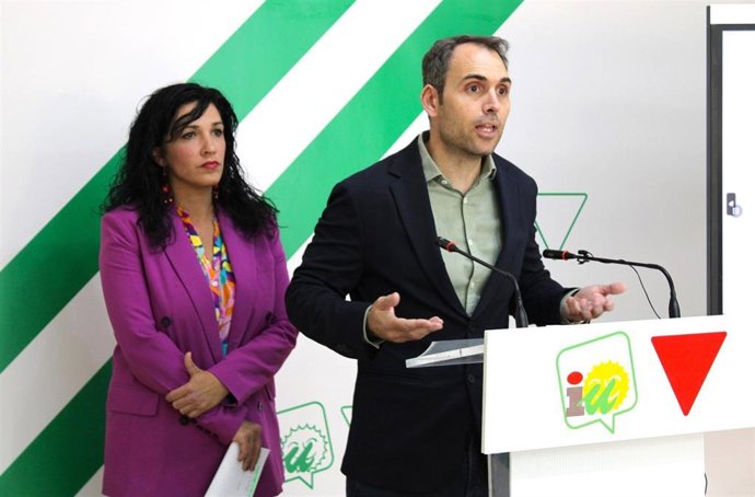 El diputado de Sumar en el Congreso y coordinador andaluz de IU, Toni Valero, y la coordinadora provincial de Izquierda Unida, Toni Morillas, en una imagen de archivo
