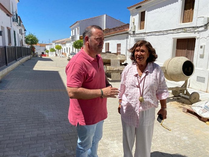 La delegada territorial de Justicia, Administración Local y Función Pública, Carmen Céspedes, y el alcalde de San Silvestre de Guzmán, José Alberto Macarro.