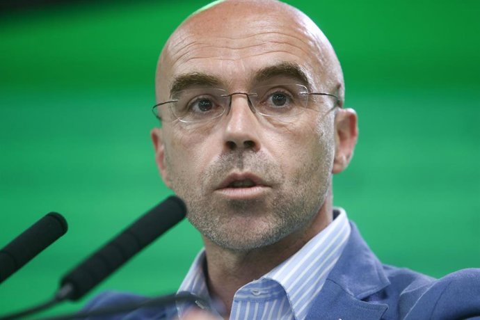 Archivo - El vicepresidente primero de Acción Política y eurodiputado de Vox, Jorge Buxadé, ofrece una rueda de prensa para valorar la jornada electoral, a 4 de mayo de 2021, en Madrid (España).